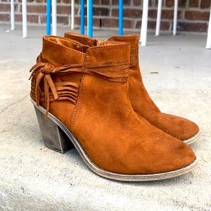 Super cute brown booties!